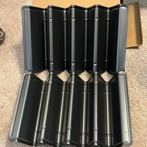 New in box Pampered Chef V-shaped baking pan set